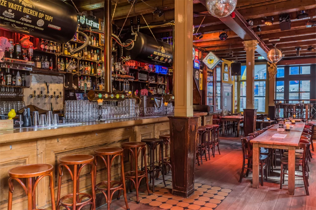 Cafe-Rootz-4-bedrijfsuitje-teamuitje-teambuilding-groepsactiviteit-samenwerking-partner