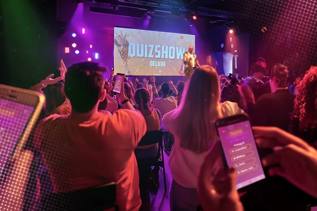 Quiz show Deluxe | Bedrijfsuitje | Teamuitje | Teambuilding | inclulsief presentatoren