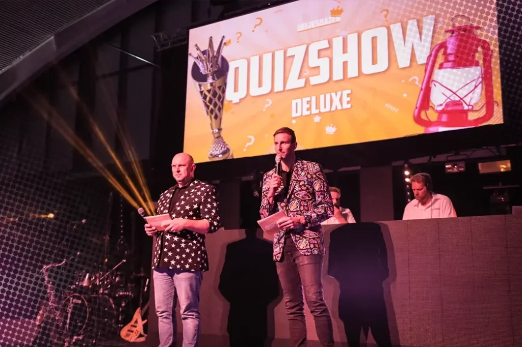 Quiz show Deluxe | Bedrijfsuitje | Teamuitje | Teambuilding | inclulsief presentatoren
