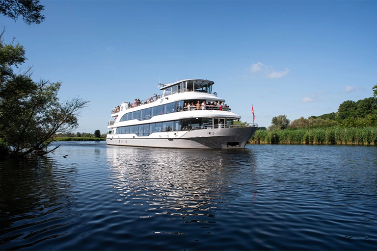 Groepsactiviteit op rondvaartboot de Zilvermeeuw tijdens een bedrijfsuitje, gericht op teambuilding en samenwerking