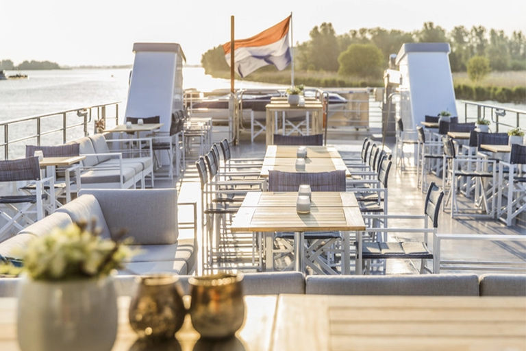 Groepsactiviteit op rondvaartboot de Zilvermeeuw tijdens een bedrijfsuitje, gericht op teambuilding en samenwerking